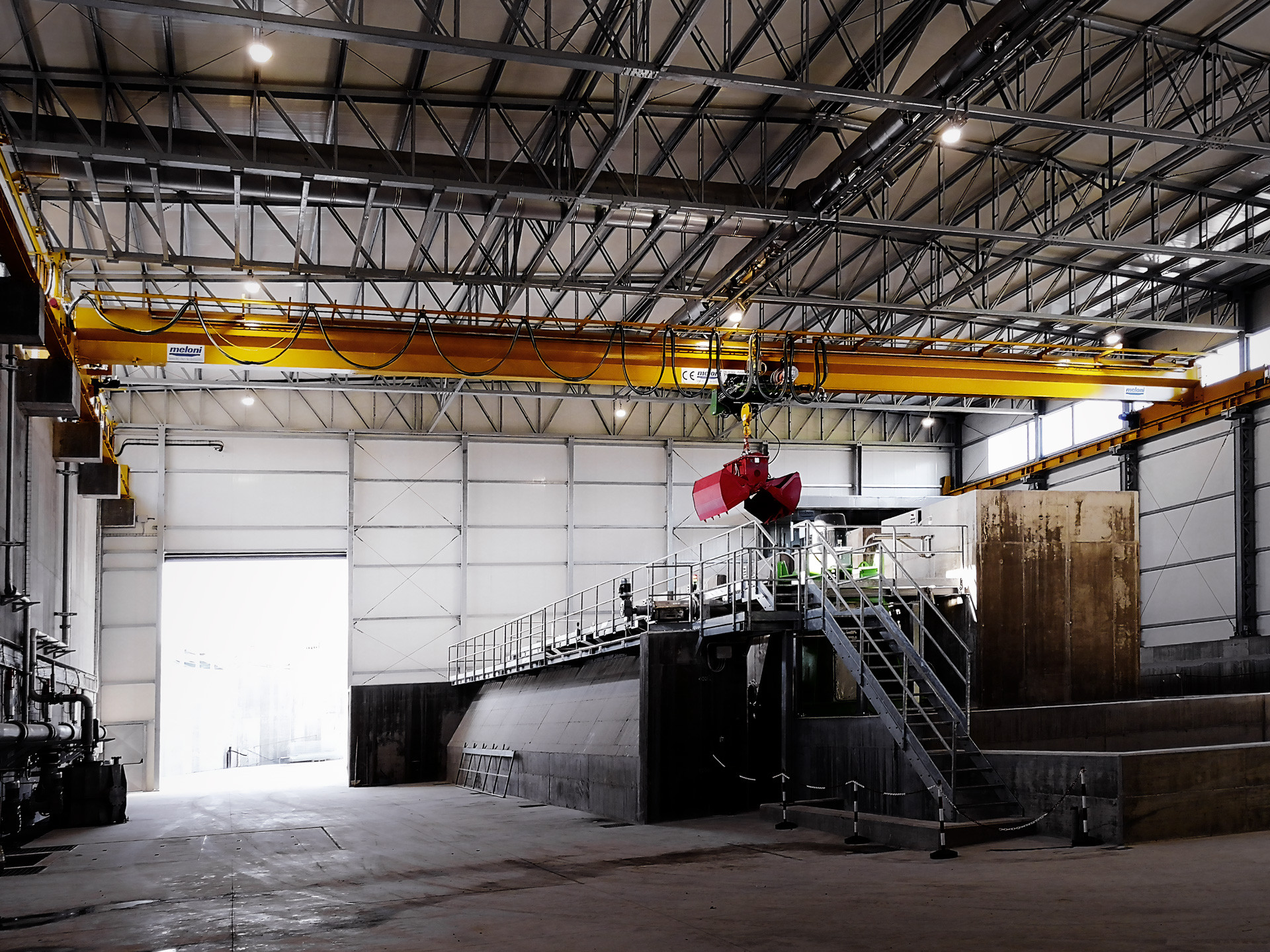 718612 • Guglionesi - Waste Treatment Plant - Single girder bridge crane with electrohydraulic bucket for organic waste handling