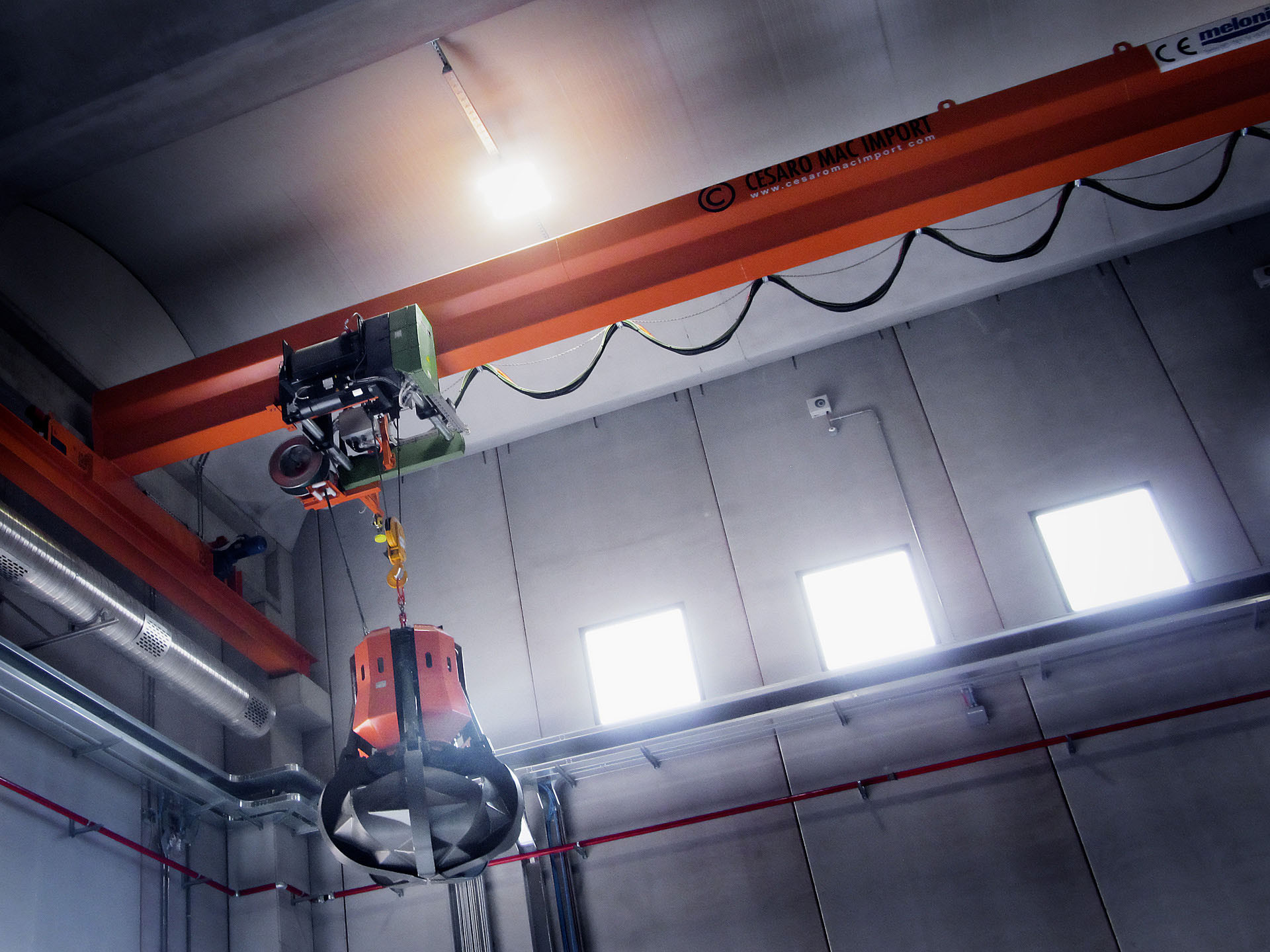 717396 • Single-girder bridge crane with electrohydraulic grab for organic waste handling