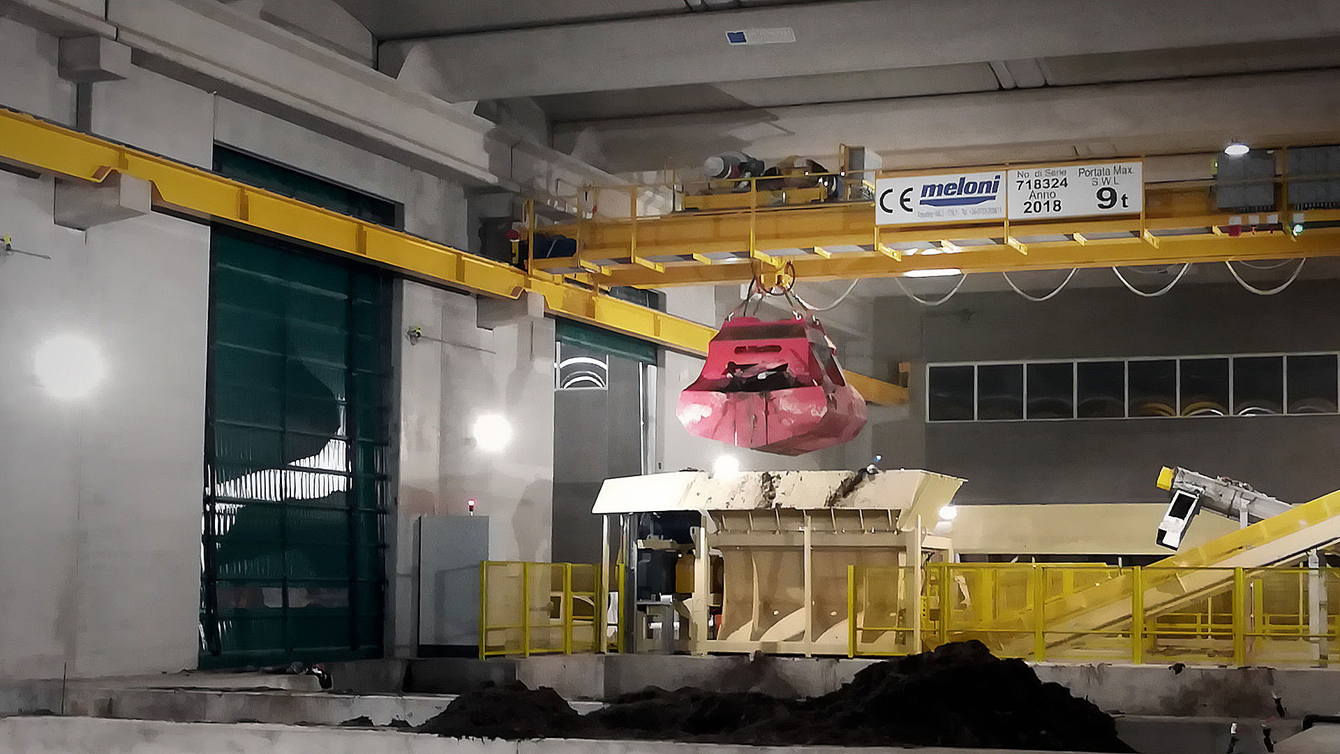 718324 • Biomass crane - double girder bridge crane with electrohydraulic bucket for biomass mixing and handling