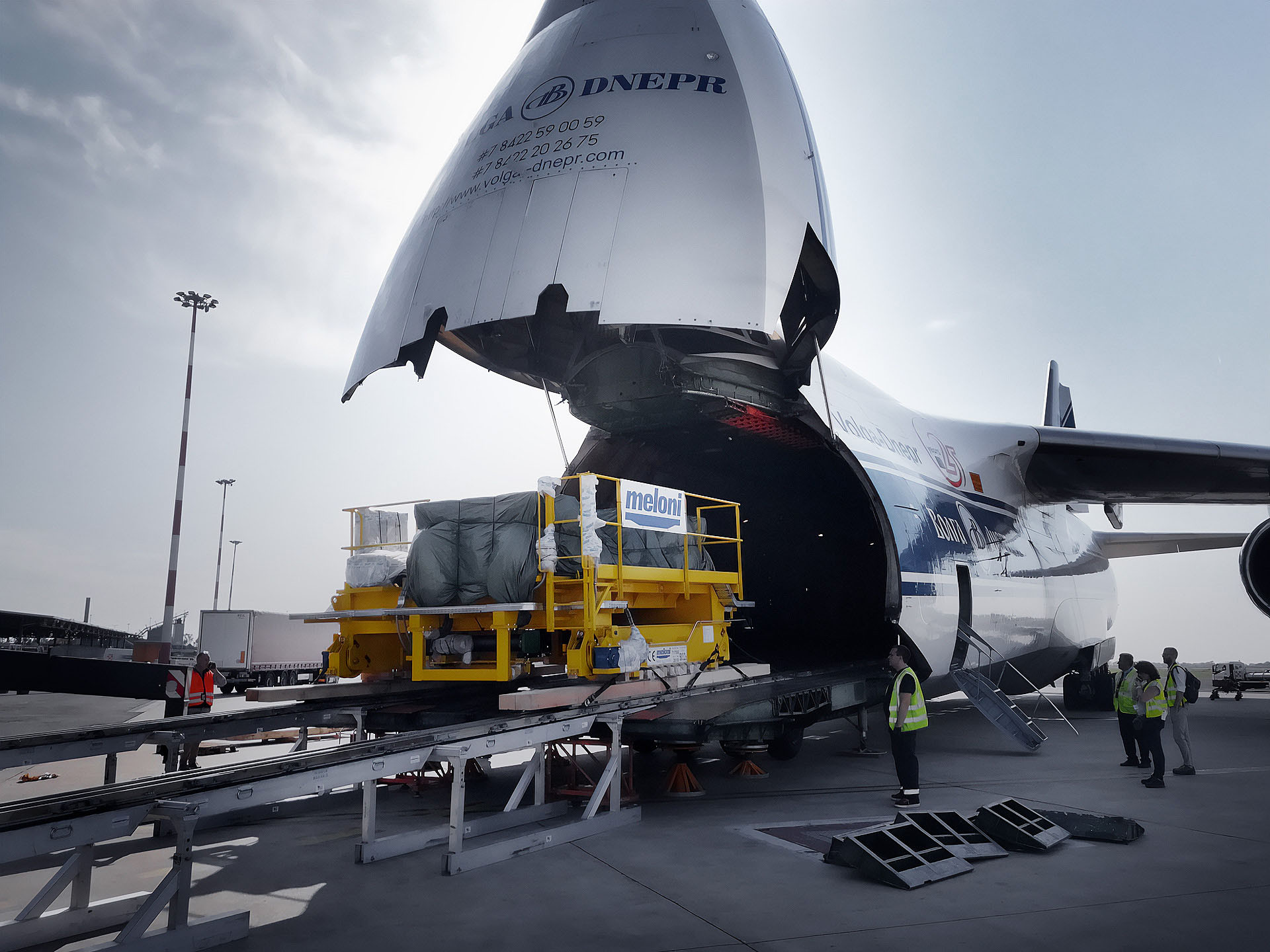 717550 • Loading phase for air shipment of the winch trolley.