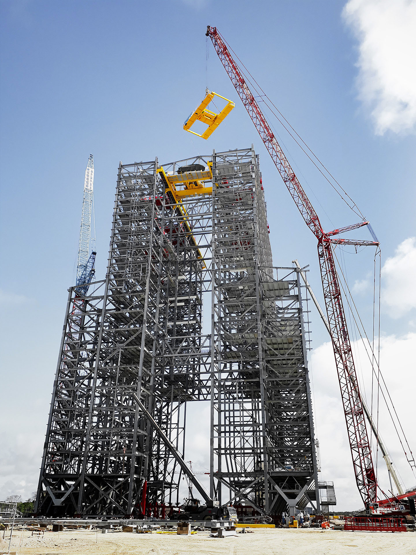 717468 • Installation phase of the overhead crane in the upper part of the launch tower.