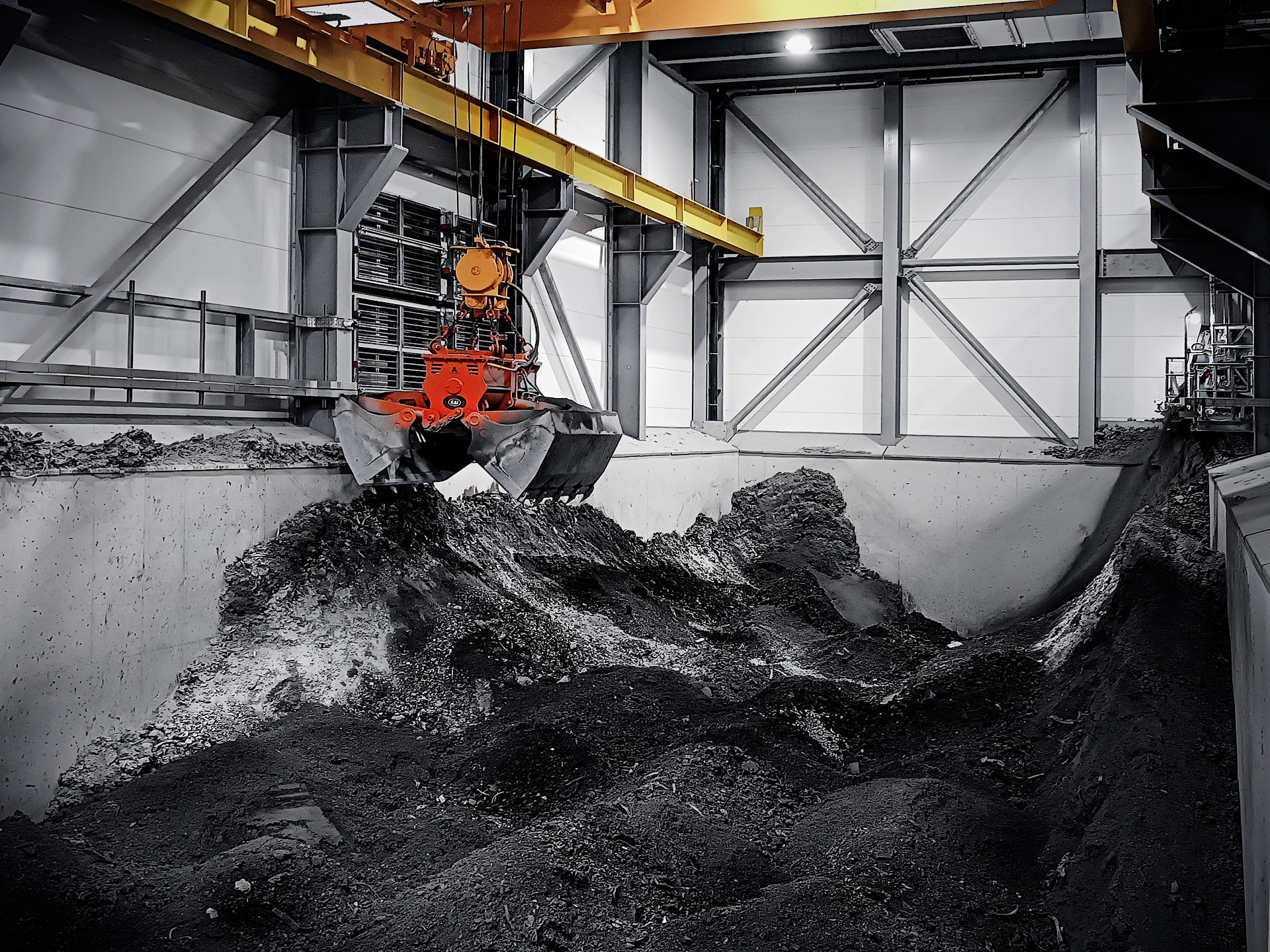 721230 • UK • Bedfordshire County • Stewartby - Double girder bridge crane with electrohydraulic bucket for bottom ash handling