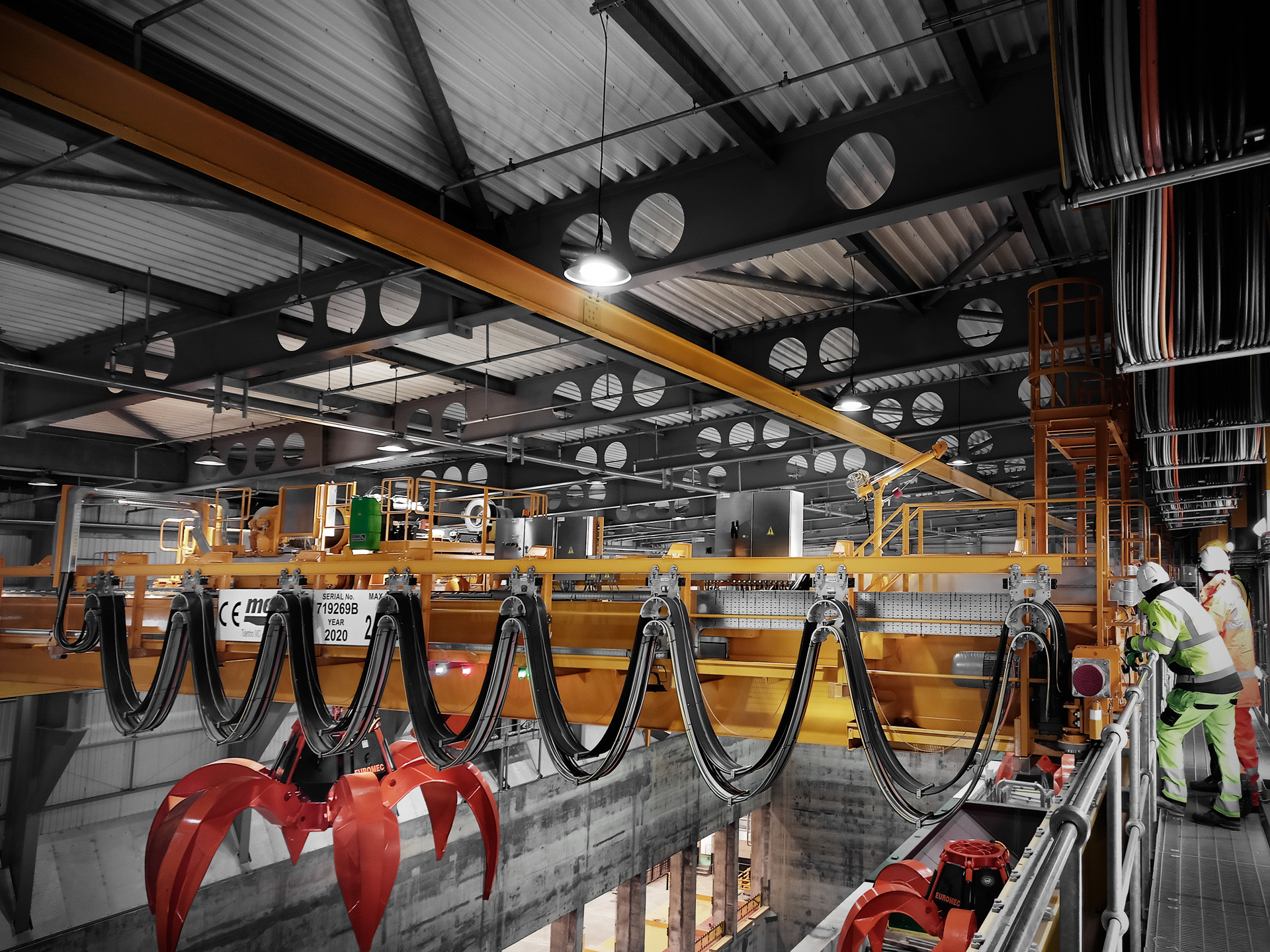 719269 • UK • Bedfordshire County • Stewartby - Energy from Waste Facility built by KVI - n. 2 double girder bridge cranes with electrohydraulic grab for waste handling and auxiliary hoist for “fishing grab”