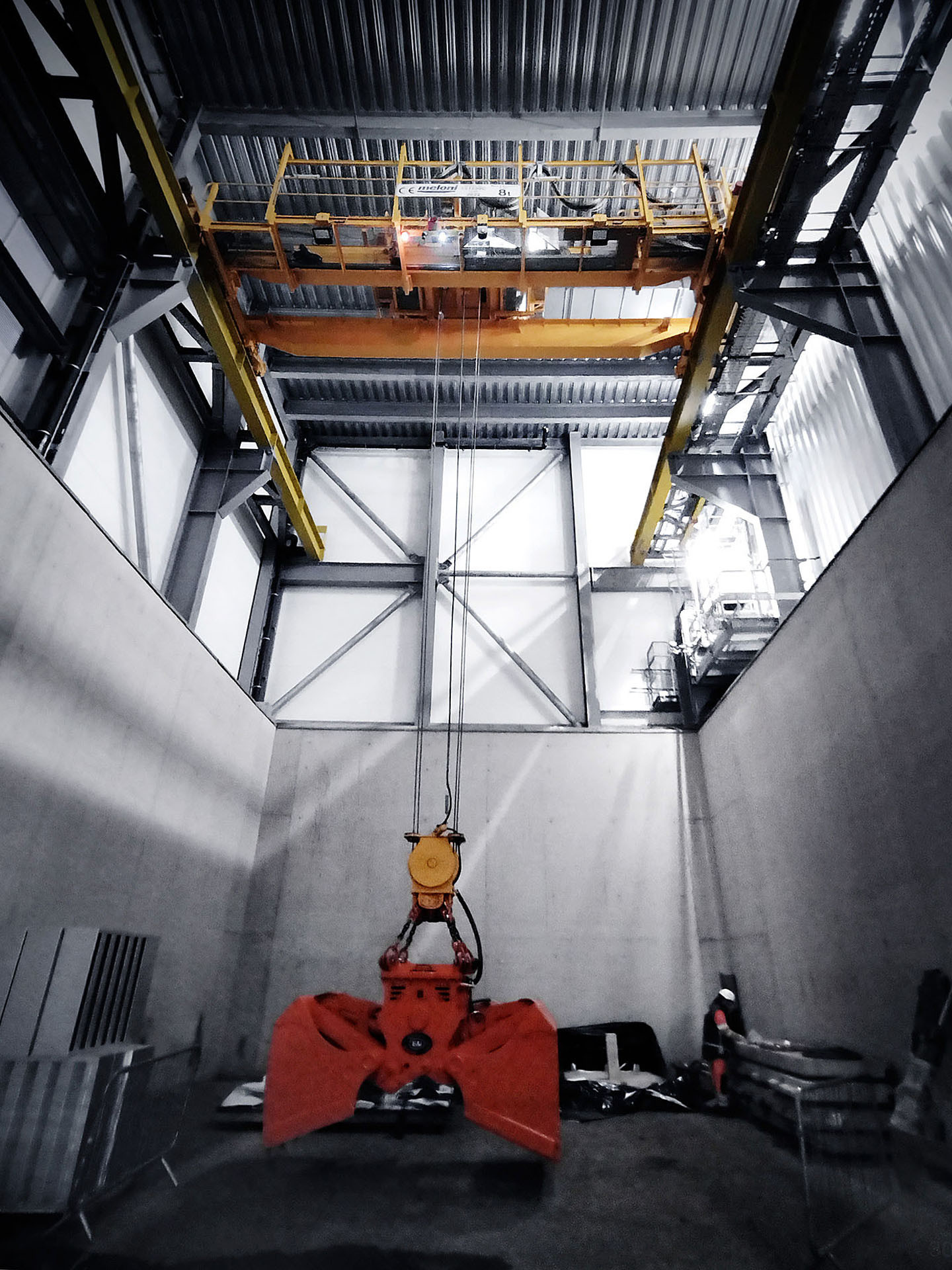 721230 • UK • Bedfordshire County • Stewartby - Double girder bridge crane with electrohydraulic bucket for bottom ash handling